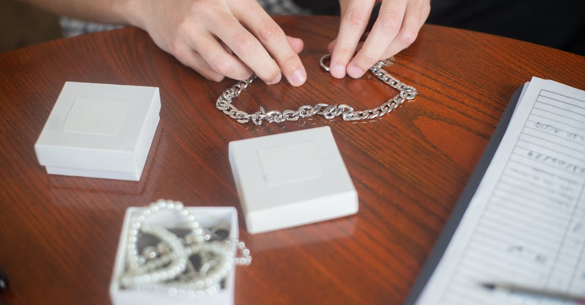 découvrez l'artisanat de la bijouterie : un savoir-faire exceptionnel alliant créativité, précision et matériaux précieux pour des bijoux uniques.