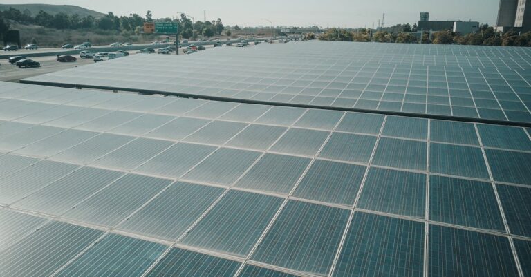 découvrez nos solutions d'énergie solaire innovantes et écologiques pour réduire votre facture énergétique et protéger l'environnement.