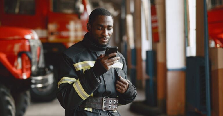 découvrez les différents grades des pompiers, leur rôle et leurs responsabilités au sein des services d'incendie.