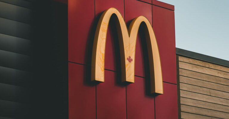 découvrez le salaire moyen d'un manager chez mcdonald's, les facteurs influençant la rémunération et les avantages associés à ce poste.