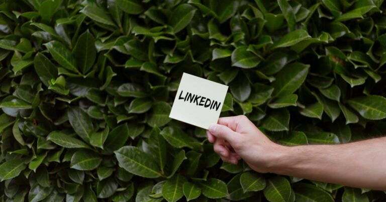 découvrez comment désactiver le badge 'open to work' sur linkedin pour gérer votre visibilité auprès des recruteurs et protéger votre confidentialité professionnelle.