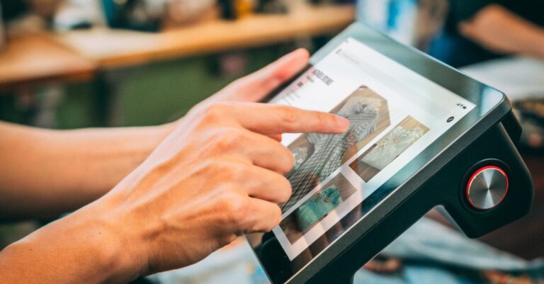 découvrez les meilleures stratégies pour renforcer l'engagement des consommateurs et fidéliser votre clientèle grâce à des approches innovantes et interactives.