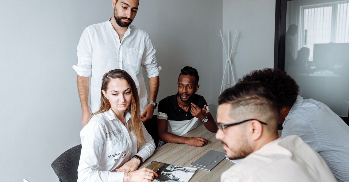 participez à une réunion de groupe en france pour discuter des opportunités et des défis liés au travail. échangez avec des professionnels et développez votre réseau.