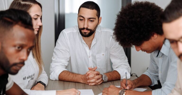 découvrez comment organiser et optimiser vos réunions de groupe en france pour améliorer le travail en équipe et la productivité.