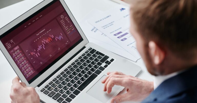 découvrez les fonctionnalités clés d'un tableau de bord analytique pour optimiser la prise de décision grâce à des données claires et interactives.