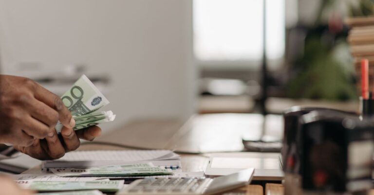 découvrez nos services financiers personnalisés pour gérer efficacement vos investissements, épargnes et crédits avec expertise et confiance.