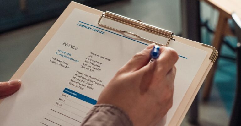 générez facilement vos factures professionnelles en ligne avec notre générateur de factures simple et rapide. personnalisez et téléchargez vos documents en quelques clics.