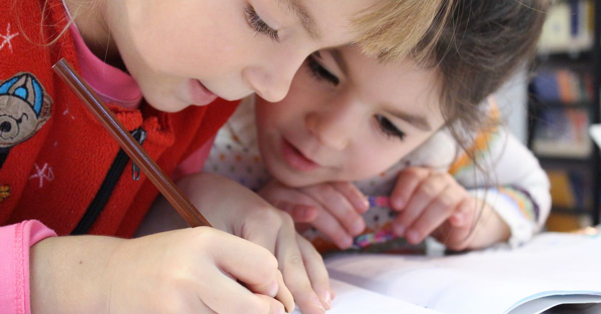 découvrez l'importance de la littératie précoce pour le développement des compétences en lecture et écriture chez les jeunes enfants, favorisant ainsi leur réussite scolaire future.